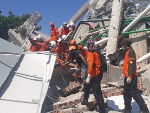 Indonesia tsunami: ‘Bodies everywhere’: Indonesia rescue efforts focus on Palu