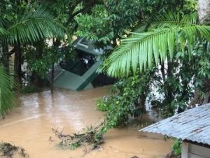 Far north Queensland river breaks 118-year flood record