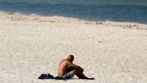 Uncommon power outages hit thousands of Sydney homes as temperatures soar