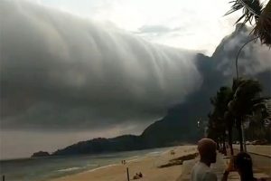 Apocalyptic ‘roll cloud’ spanning hundreds of miles sparks mass panic on beach