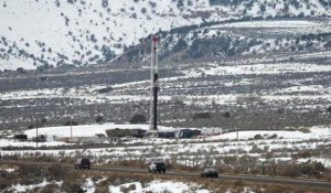 UPDATE 1-U.S. drillers add oil rigs for first week in eight -Baker Hughes