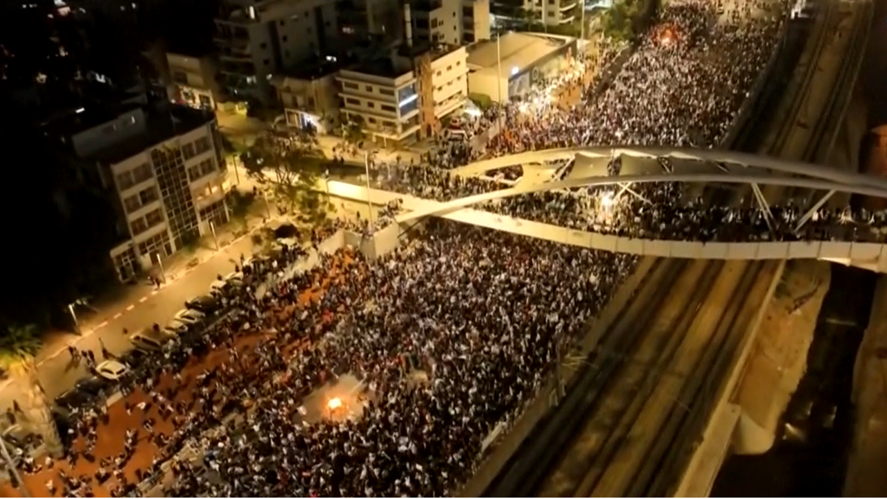 Israel Civil War? Mass Protests Against Netanyahu After Firing Minister