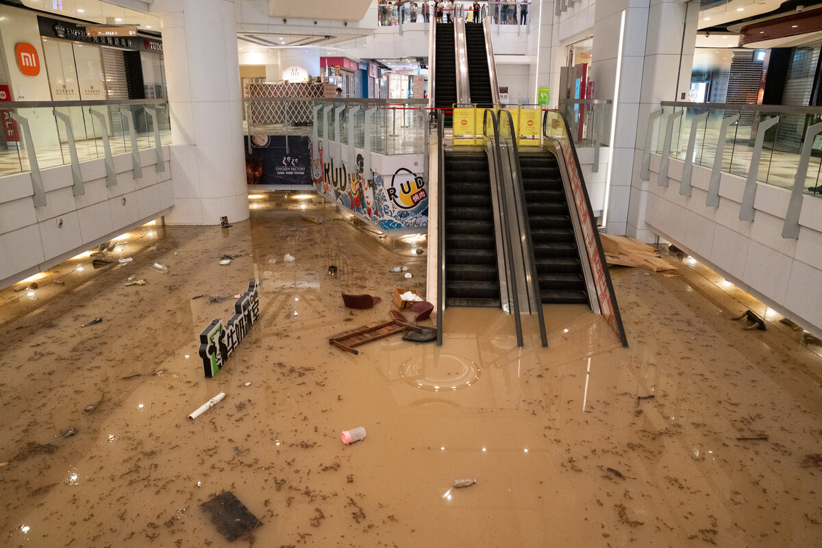 Hong Kong flooded by heaviest rainfall in 140 years