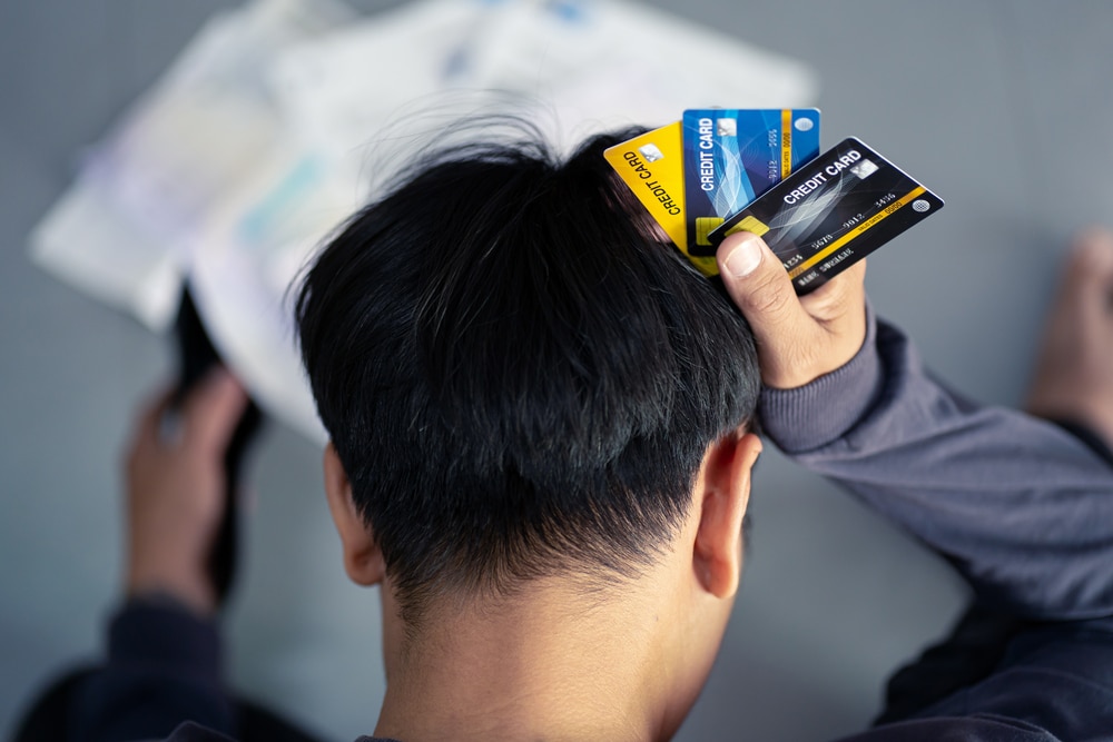 Here are 8 signs that we are on the brink of a major credit card debt crisis
