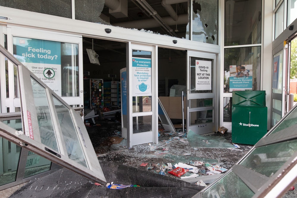 Mob of 100 looters ransack California bakery