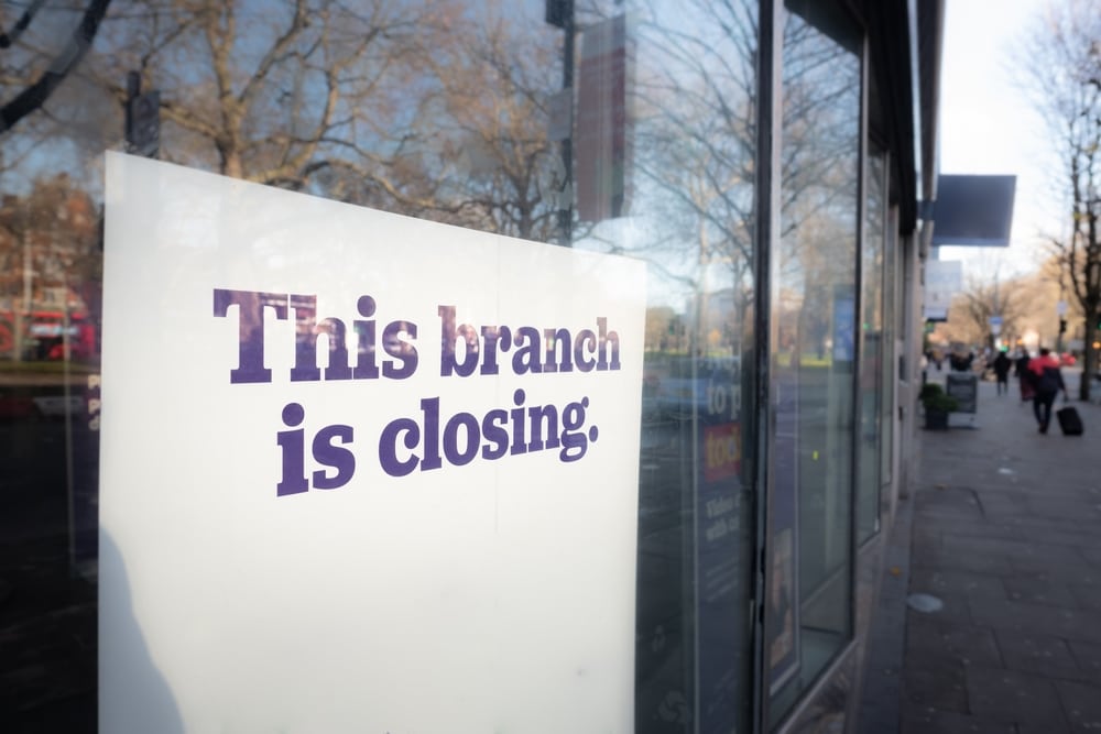 COLLAPSE: US Bank closes ten branches in a single week while Bank of America shuts three