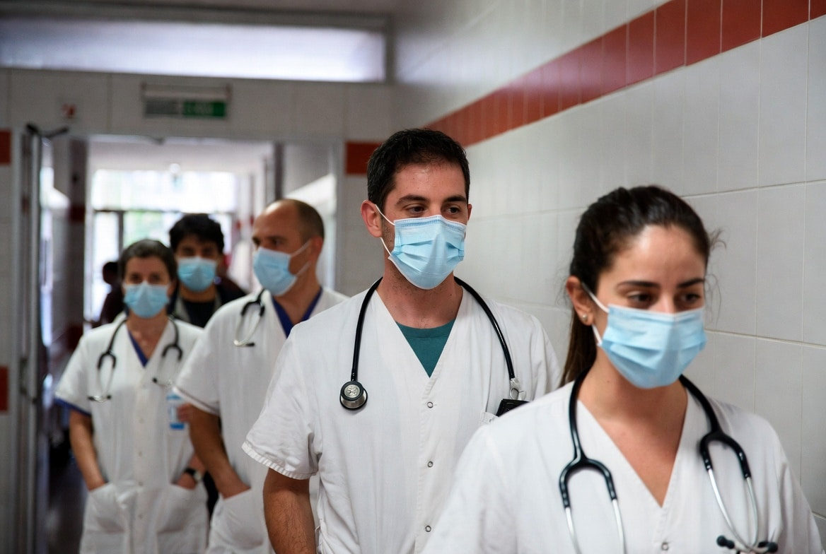 Spain reinforces mask requirements in hospitals and medical facilities following a sharp rise in flu cases