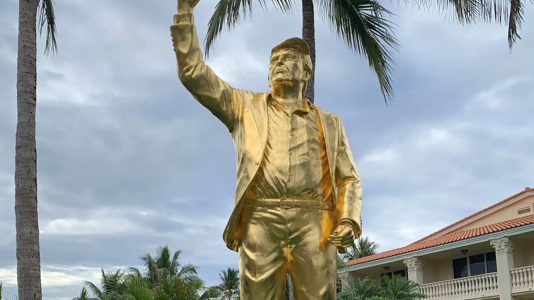 15-foot gold statue of Trump installed at Trump National Doral golf resort in Florida
