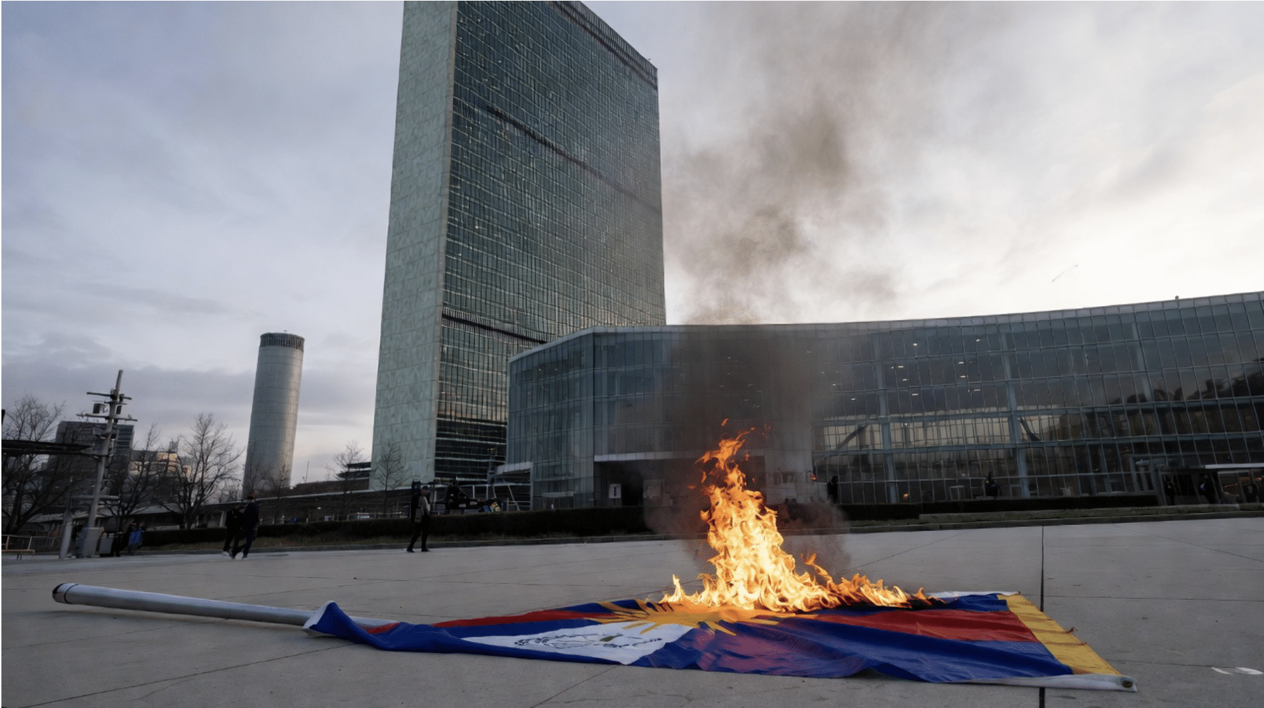 Protester with Tibetan flag fatally sets himself on fire outside UN headquarters in NYC